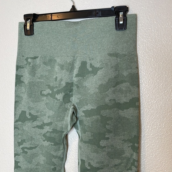 Camo High Waisted Scrunch Butt Leggings Size Large - Picture 4 of 7